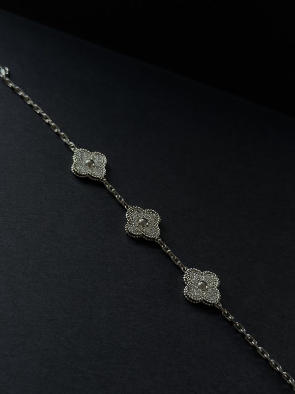 Браслет в стилі "Cartier" Конюшина з білого золота з діамантами - Зображення 3