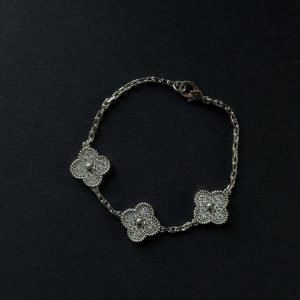 Браслет в стилі “Cartier” Конюшина з білого золота з діамантами
