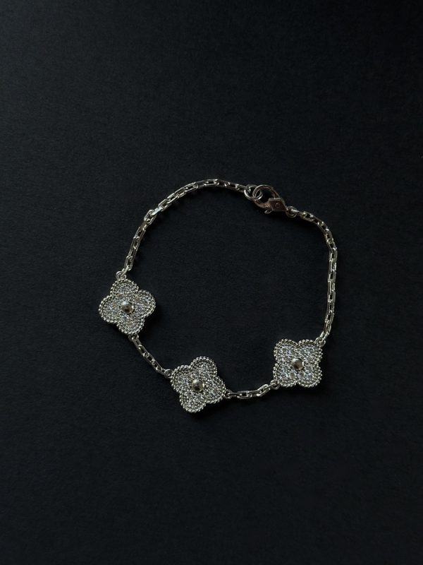 Браслет в стилі "Cartier" Конюшина з білого золота з діамантами