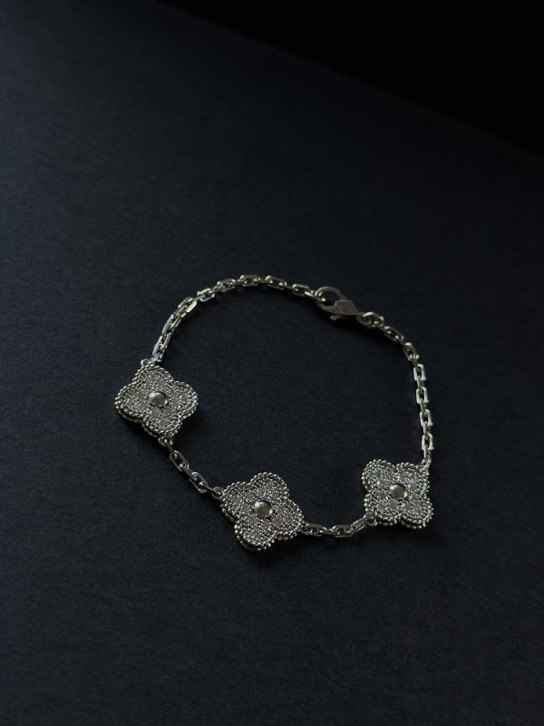 Браслет в стилі "Cartier" Конюшина з білого золота з діамантами - Зображення 6