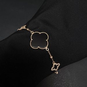 Браслет у стилі Van Cleef з підвісками  із онікса і перламутра