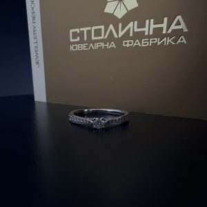 Каблучка в білому золоті для заручин з діамантами