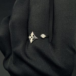 Каблучка золота в стилі “Louis Vuitton” з діамантом