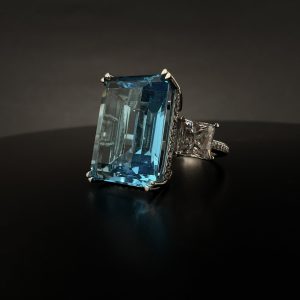 Каблучка золота коктейльна з аквамарином та цирконами