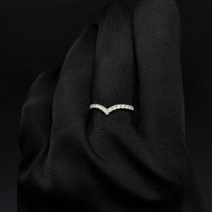 Каблучка золота V-подібна з діамантами