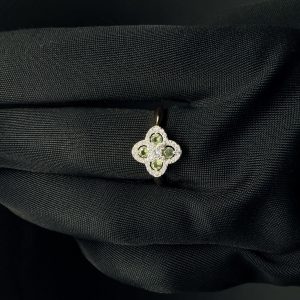 Каблучка золота “Конюшина” з хризолітами